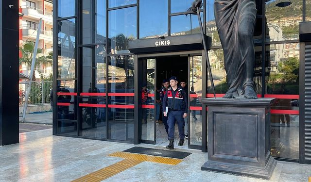 Uygulama noktasında polislerin üzerine motosiklet sürdüler