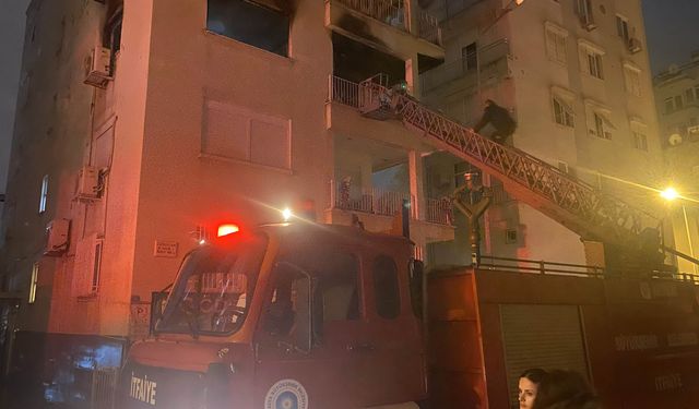 Antalya'da 5 katlı binada yangın paniği