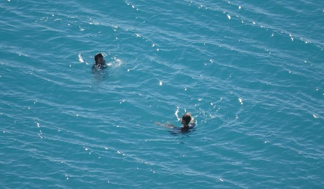 Antalya'da öğrenciler deniz keyfi yaptı