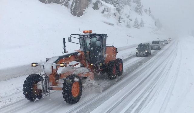 Antalya-Konya yolunda kar esareti!