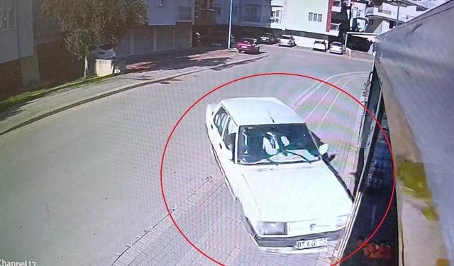 Manavgat'ta otomobilin markete girdiği anlar kamerada