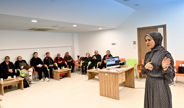 Muratpaşa'da parkinson üyelerine eğitim