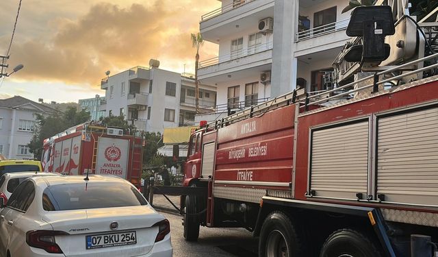 Alanya'da 3 katlı binada korkutan yangın