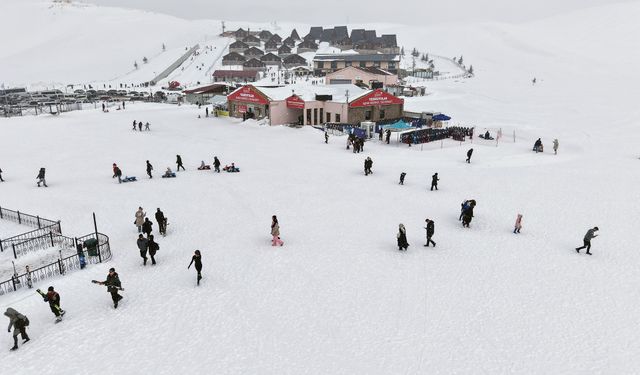 Akdeniz’in kayak merkezine yoğun ilgi