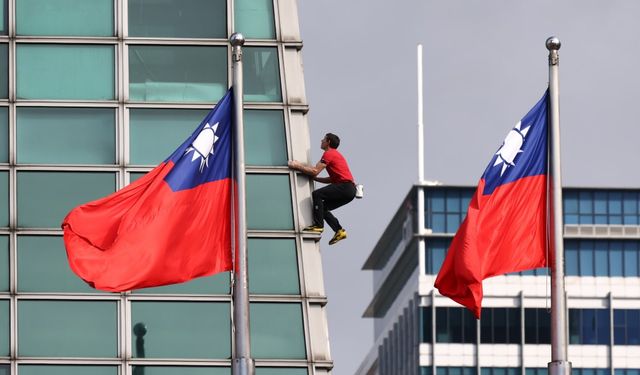 Tayvan'ın en yüksek binasına halatsız tırmanış