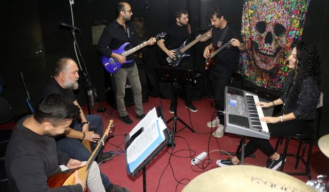 Antalya'da doktorlar rock grubu kurdu