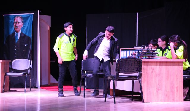 Kumluca'da öğrencilerden tiyatro