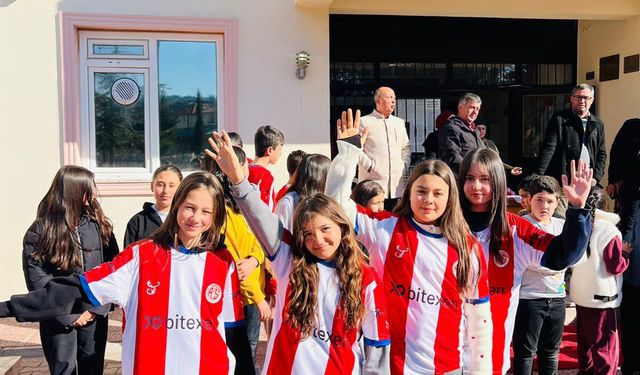 Korkuteli'de öğrencilere Antalyaspor forması