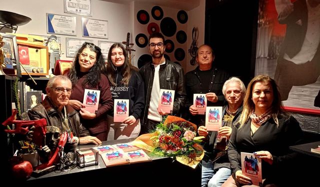 Tiyatro sahnesinde kitap tanıtımı