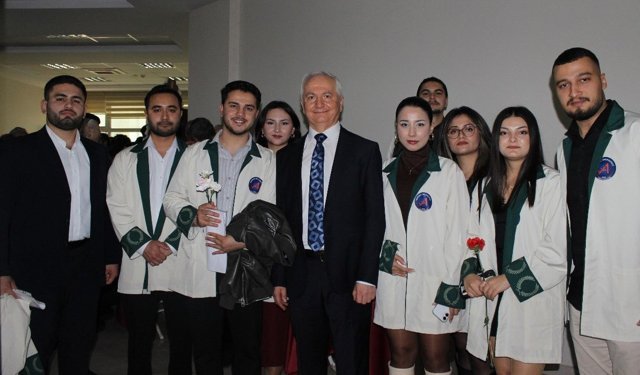 AÜ 225 öğrenciyi uğurladı