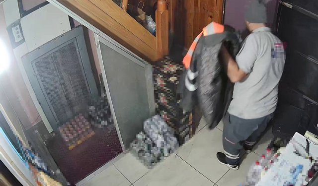 Temizlik işçisinin hırsızlık anı kamerada