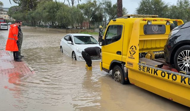 Serik'te yollar göle döndü