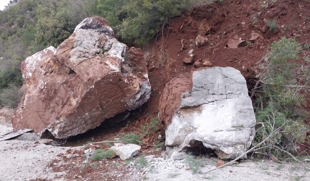 Gündoğmuş'ta toprak kayması