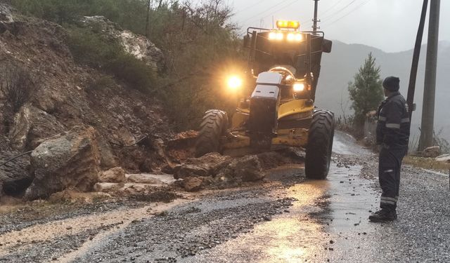 Antalya’da fırtına mesaisi