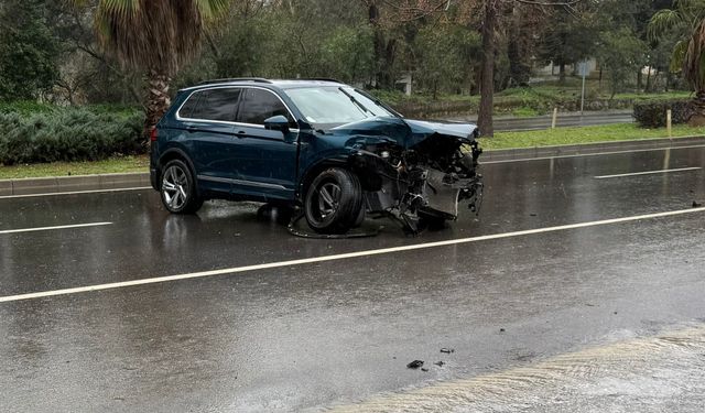 Antalya'da kayganlaşan yol aracı savurdu