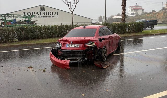 Gazipaşa’da lüks araç refüje çarptı