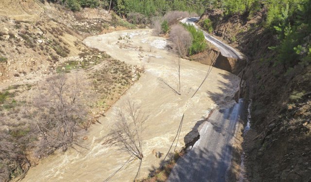 Gazipaşa’da heyelan yolu yuttu