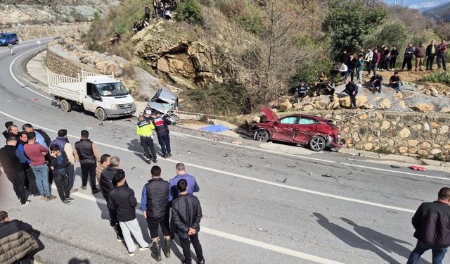 Virajı alamayan kamyon 2 otomobili biçti