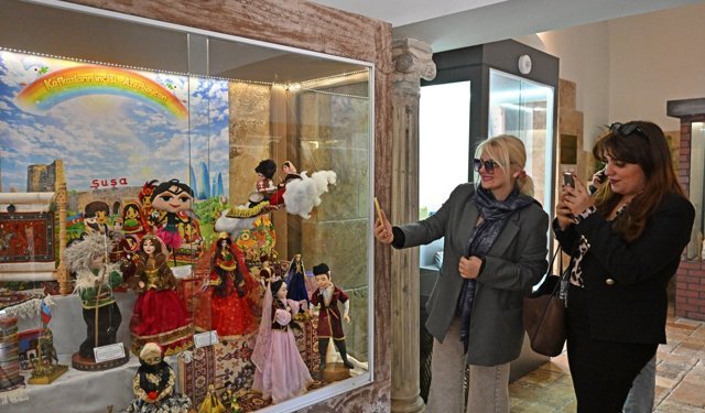 Azerbaycan'dan 26 parça oyuncak bağışı