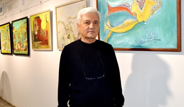 Hem çiziyor hem yazıyor