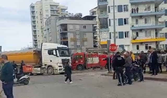 Konyaaltı’da motosiklet kamyona çarptı, sızan yakıt panik yarattı!