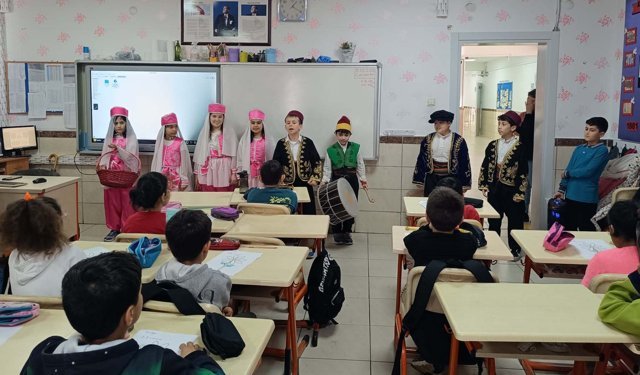 Okulda öğrenciler davul çalıp mani söyledi