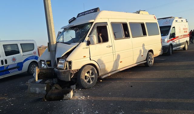 Minibüs direğe çarptı: 15 yaralı