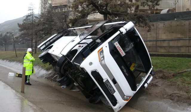 Askeri araç devrildi: 11 yaralı!