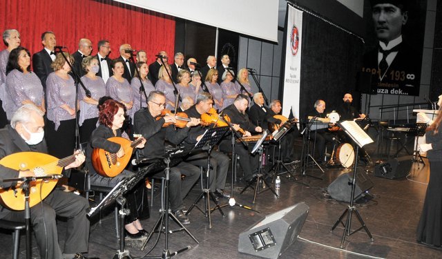 Emekli subaylardan türkü şöleni