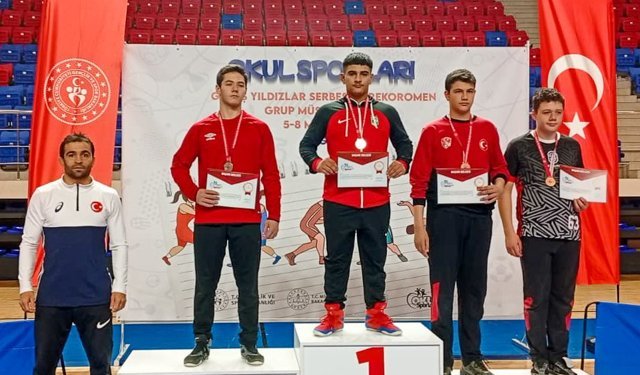 Manavgatlı güreşçilerden derece