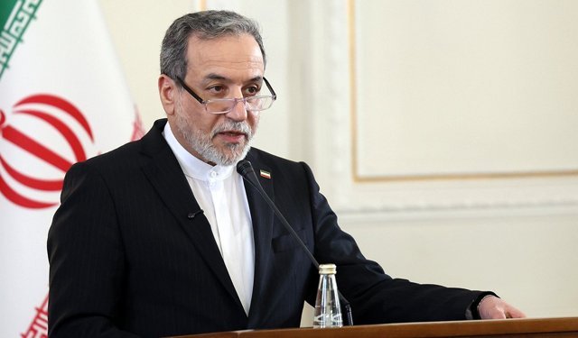 Arakçi: Hürmüz Boğazı açık