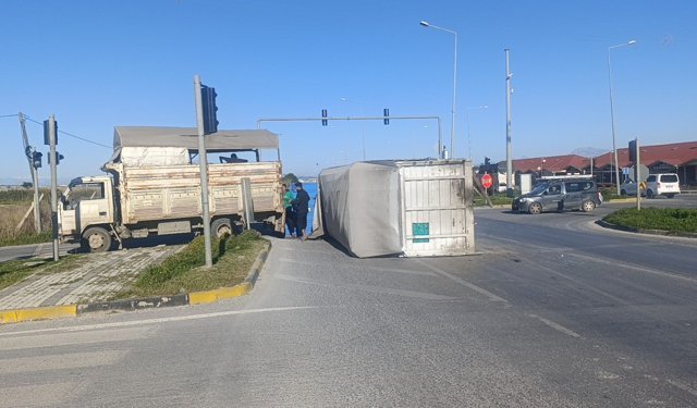 Muz yüklü kamyon devrildi