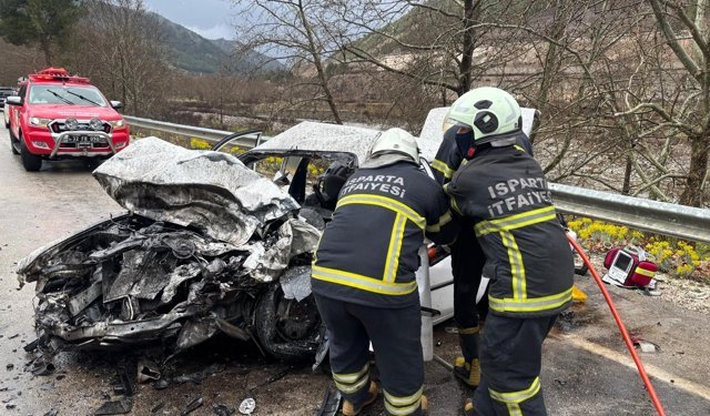 Antalya-Isparta yolunda feci kaza: 2 ölü