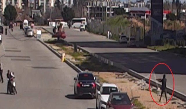 Antalya'da otomobile silahlı saldırı anları kameraya yansıdı