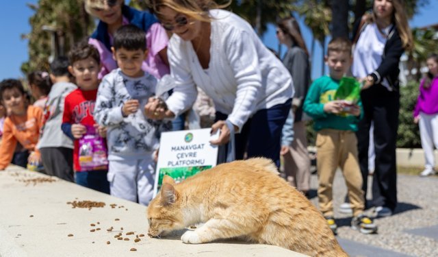 Manavgatlı minikler can dostları için sahada