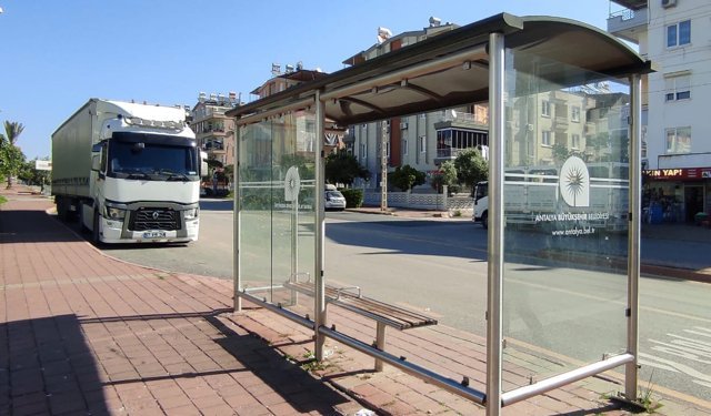 Kepez’de otobüs durağına saldırı