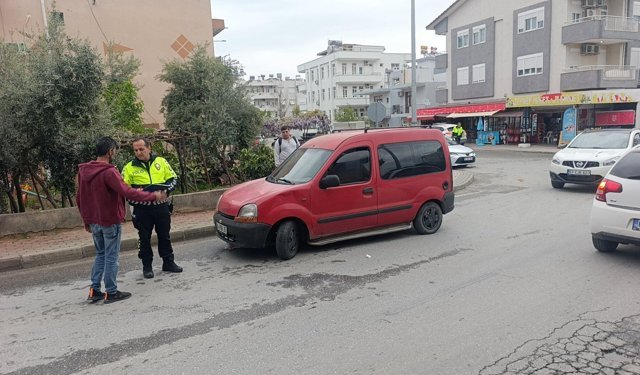 Manavgat'ta aracın yayaya çarptığı an kamerada