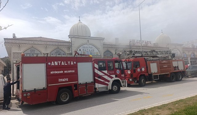 Antalya'da iş merkezinde yangın