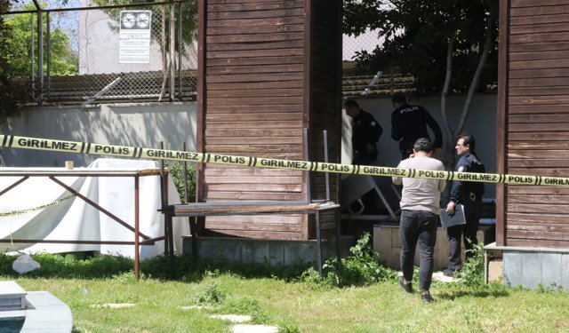 Reklam panosundan tanınmayacak halde ceset çıktı