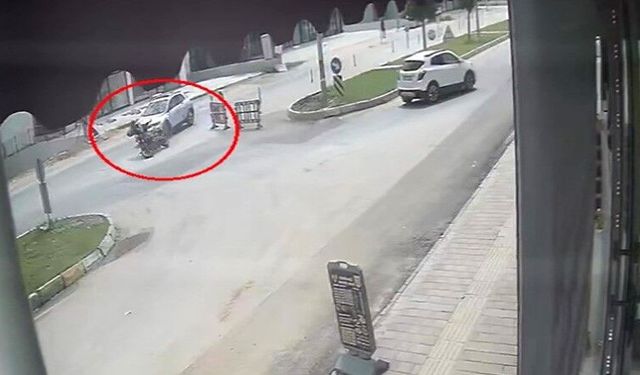 Kadın sürücü minibüsün altında kaldı