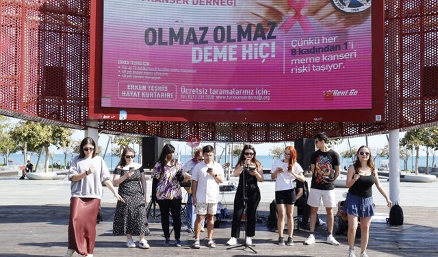 Erasmuslu gençlerden mini konser