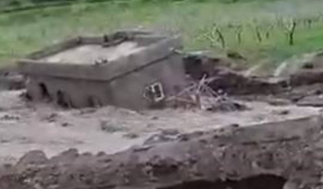 Sel suları evi yuttu