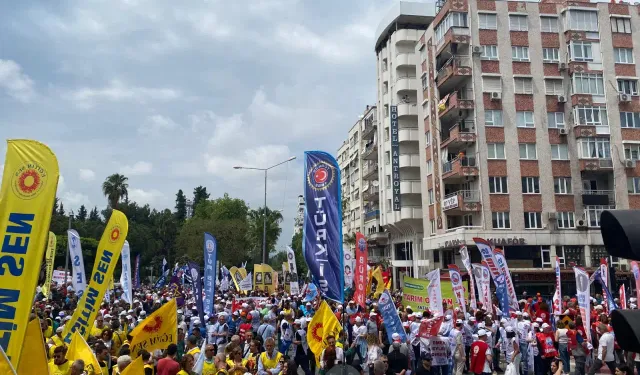 İşçiler meydanlarda ne mesajlar verdi?
