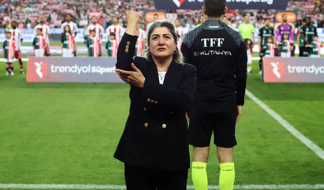 Antalyaspor maçında işaret diliyle İstiklal Marşı okundu