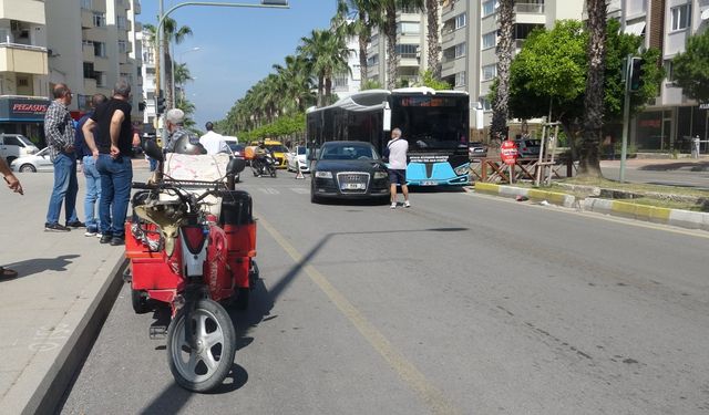 3 tekerli motosiklet ile otomobil çarpıştı