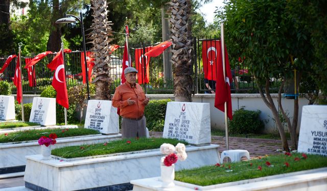Şehitlikte duygu dolu anlar