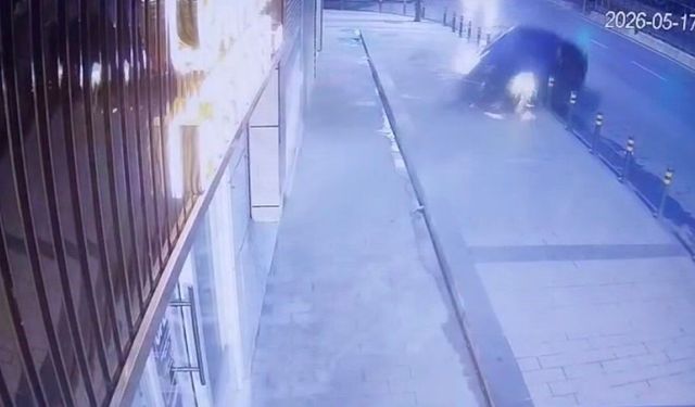 Lüks otomobil dükkana daldı