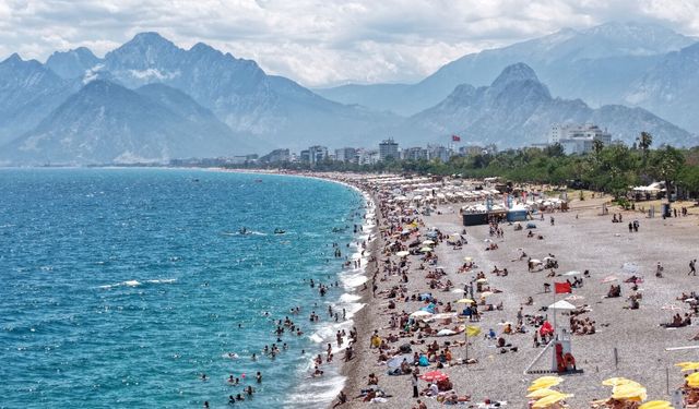 Konyaaltı Sahili'nde son gün yoğunluğu