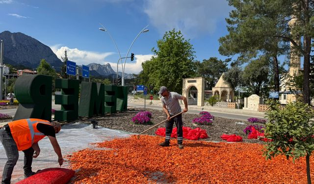Kemer caddeleri renklendi