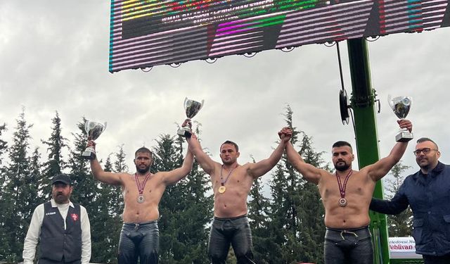 Kemerli güreşçiler kürsüye çıktı